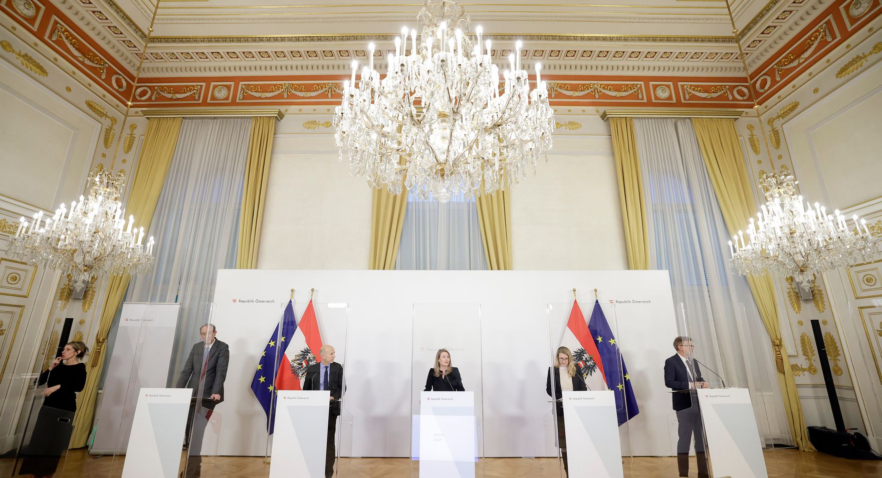 Am 10. Februar 2021 fand ein Pressestatement vor dem Roundtable der Taskforce Jugenbesch&auml;ftigung statt. Im Bild (v.l.n.r.) Bundesminister Heinz Fa&szlig;mann, Bundesminister Martin Kocher, Bundesministerin Susanne Raab, Bundesministerin Margarete Schramb&ouml;ck und Bundesminister Rudolf Anschober.