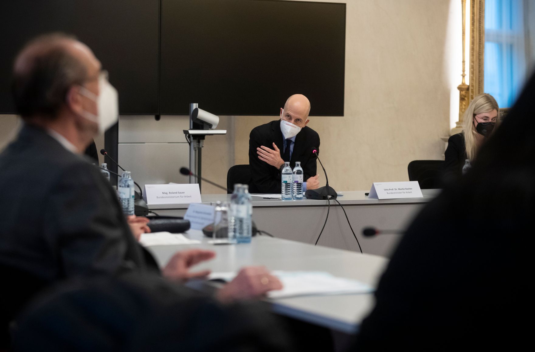 Am 10. Februar 2021 fand ein Roundtable der Taskforce Jugenbesch&auml;ftigung statt. Im Bild Bundesminister Heinz Fa&szlig;mann (l.) und Bundesminister Martin Kocher (m.).