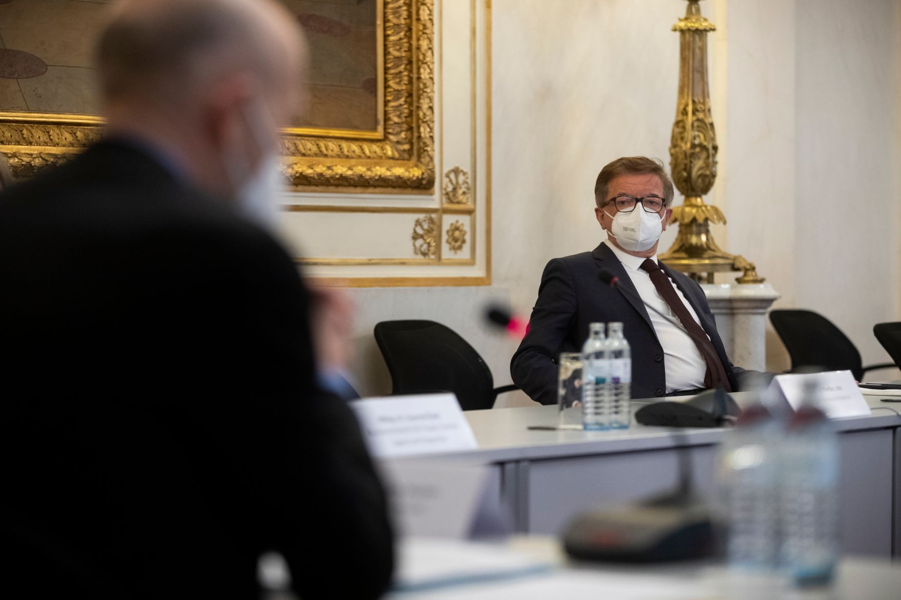 Am 10. Februar 2021 fand ein Roundtable der Taskforce Jugenbesch&auml;ftigung statt. Im Bild Bundesminister Martin Kocher (l.) und Bundesminister Rudolf Anschober (r.).
