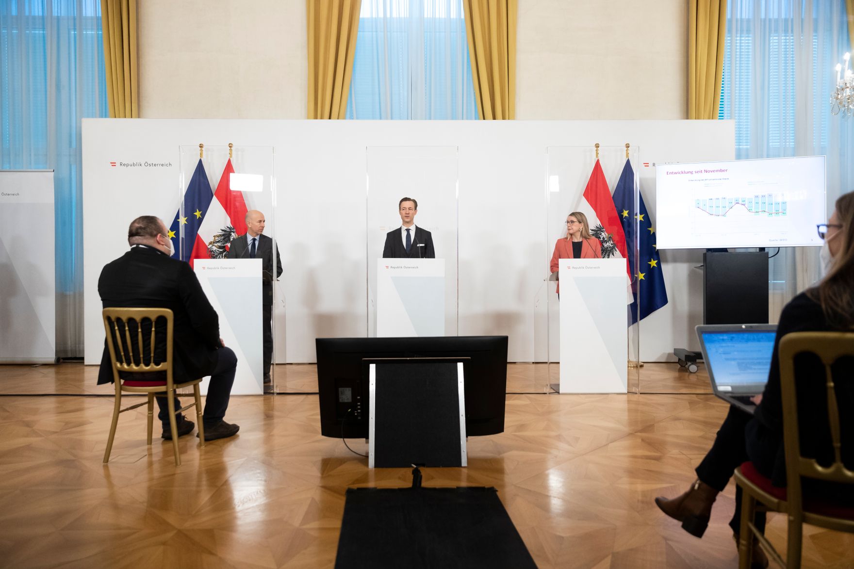 Am 16. Februar 2021 fand eine Pressekonferenz zur aktuellen Lage am Arbeitsmarkt statt. Im Bild (v.l.n.r.) Bundesminister Martin Kocher, Bundesminister Gernot Bl&uuml;mel und Bundesministerin Margarete Schramb&ouml;ck.