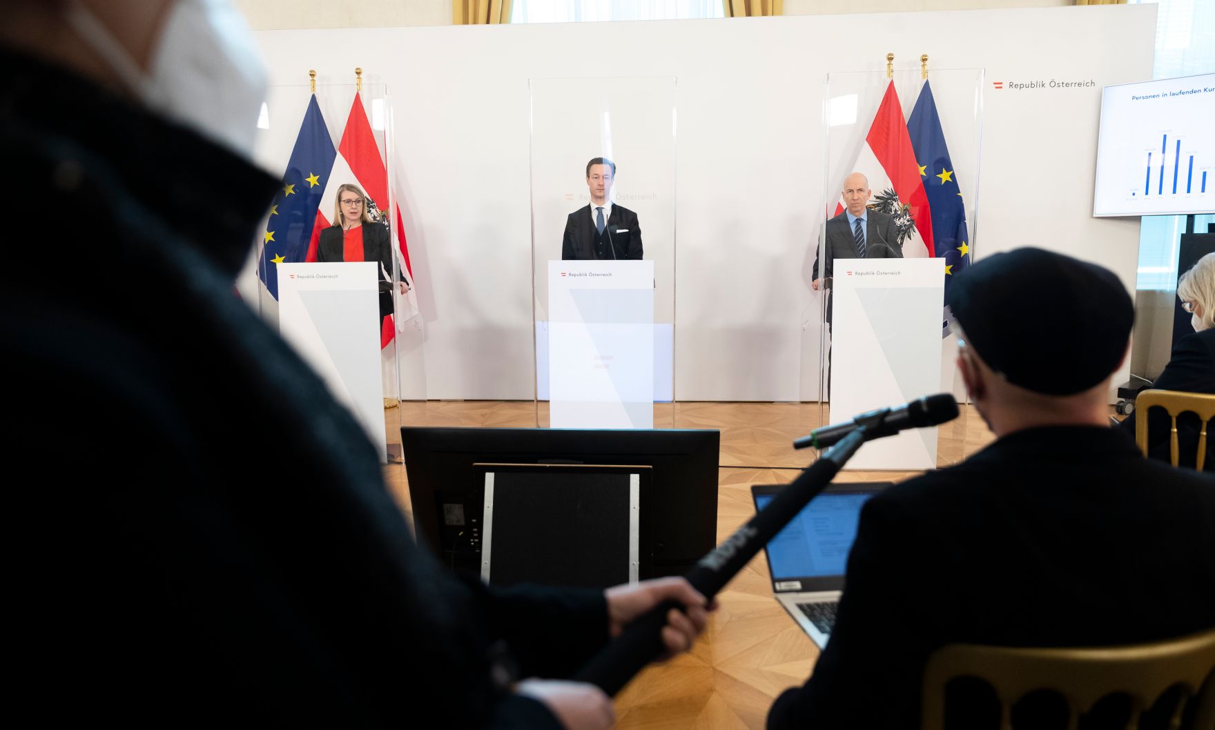Am 23. Februar 2021 fand eine Pressekonferenz zur aktuellen Lage am Arbeitsmarkt statt. Im Bild (v.l.n.r.) Bundesministerin Margarete Schramb&ouml;ck, Bundesminister Gernot Bl&uuml;mel und Bundesminister Martin Kocher.