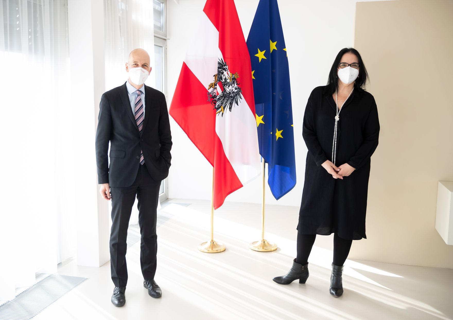 Am 25. Februar 2021 empfing Bundesminister Martin Kocher (r.) Staatssekret&auml;rin Andrea Mayer (l.) zu einem Arbeitsgespr&auml;ch.