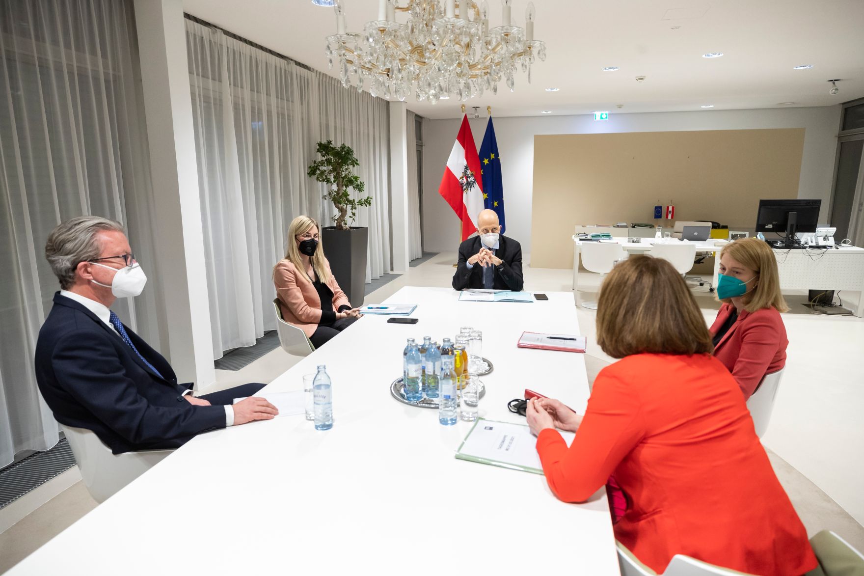 Am 1. M&auml;rz 2021 empfing Bundesminister Martin Kocher (m.) Vertreter des &Ouml;sterreichischen Arbeitnehmerinnen- und Arbeitnehmerbundes zu einem Arbeitsgespr&auml;ch.