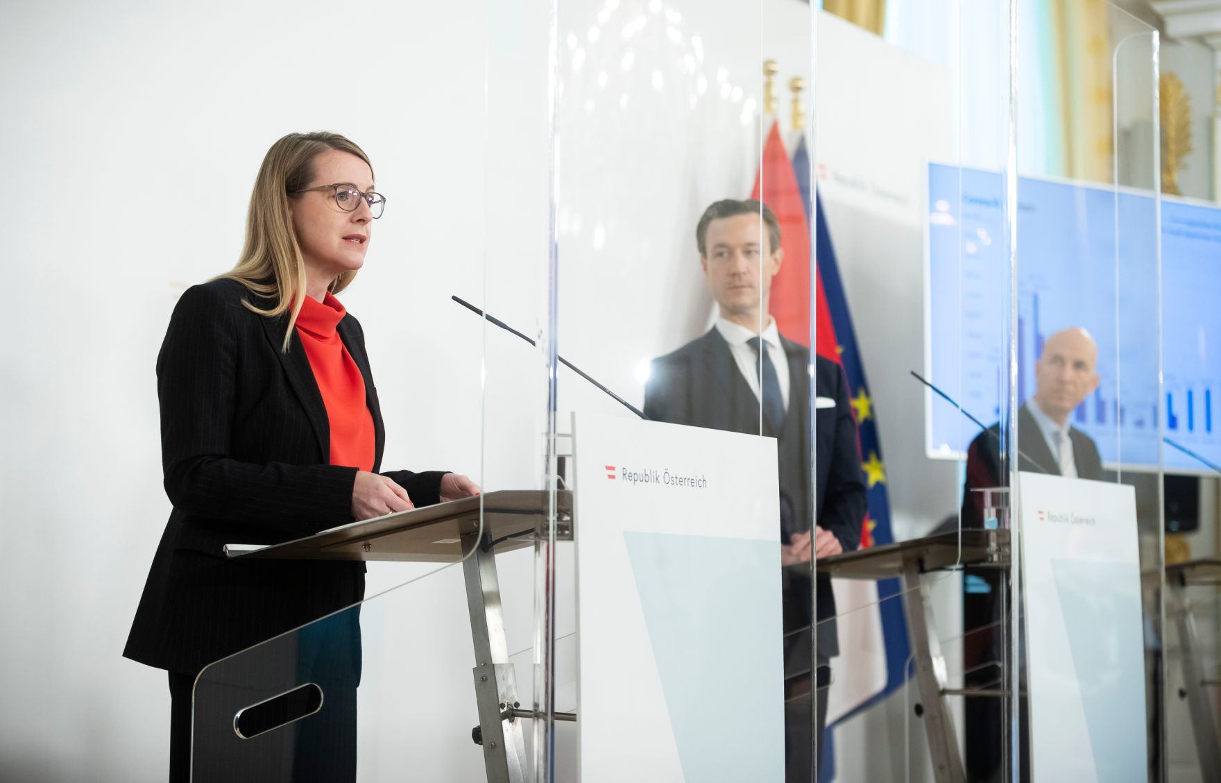 Am 2. M&auml;rz 2021 fand eine Pressekonferenz zur aktuellen Lage am Arbeitsmarkt statt. Im Bild (v.l.n.r.) Bundesministerin Margarete Schramb&ouml;ck, Bundesminister Gernot Bl&uuml;mel und Bundesminister Martin Kocher.
