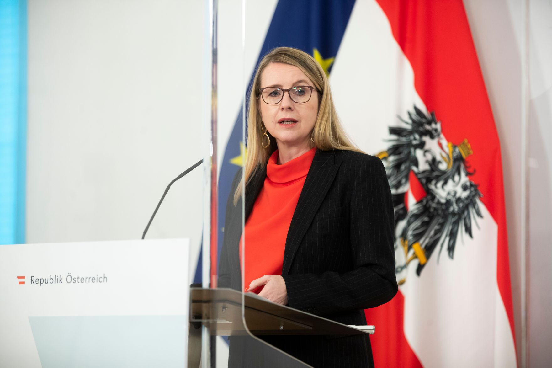 Am 2. M&auml;rz 2021 fand eine Pressekonferenz zur aktuellen Lage am Arbeitsmarkt statt. Im Bild Bundesministerin Margarete Schramb&ouml;ck.