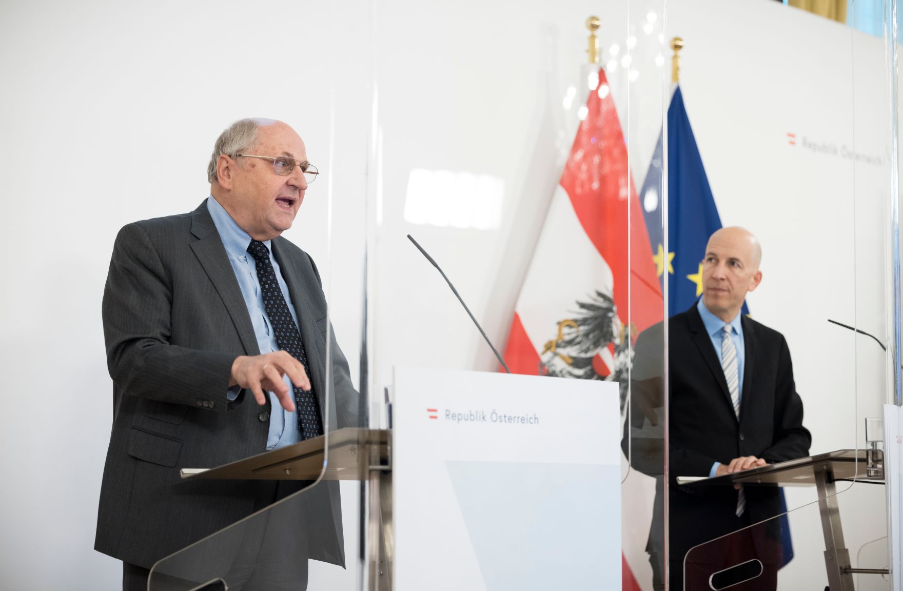 Am 27. April 2021 fand eine Pressekonferenz zur aktuellen Lage am Arbeitsmarkt statt. Im Bild der Leiter des WIFO Christoph Badelt (l.) und Bundesminister Martin Kocher (r.).