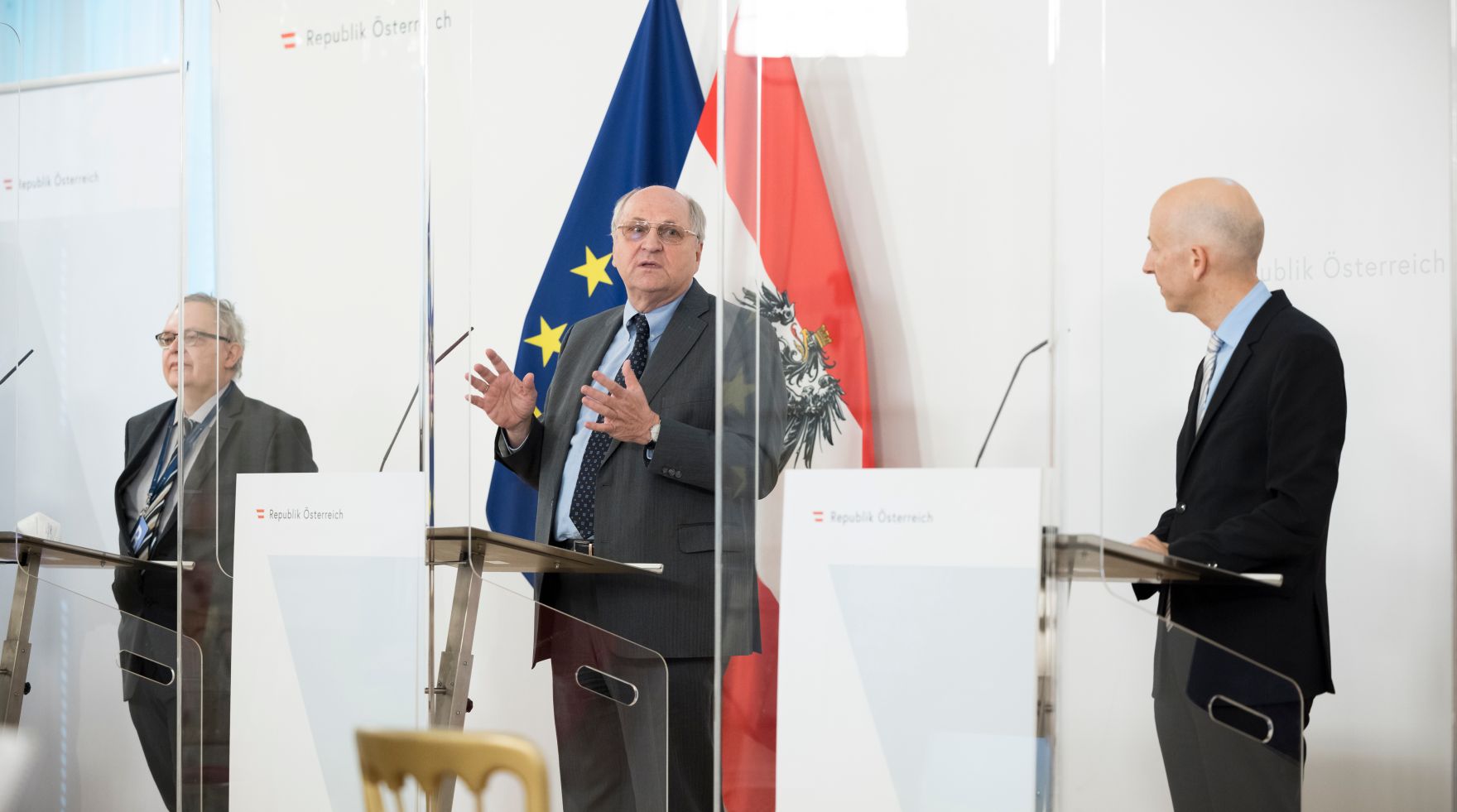 Am 27. April 2021 fand eine Pressekonferenz zur aktuellen Lage am Arbeitsmarkt statt. Im Bild (v.l.n.r.) der IHS-Sprecher f&uuml;r Prognose Helmut Hofer, der Leiter des WIFO Christoph Badelt und Bundesminister Martin Kocher.