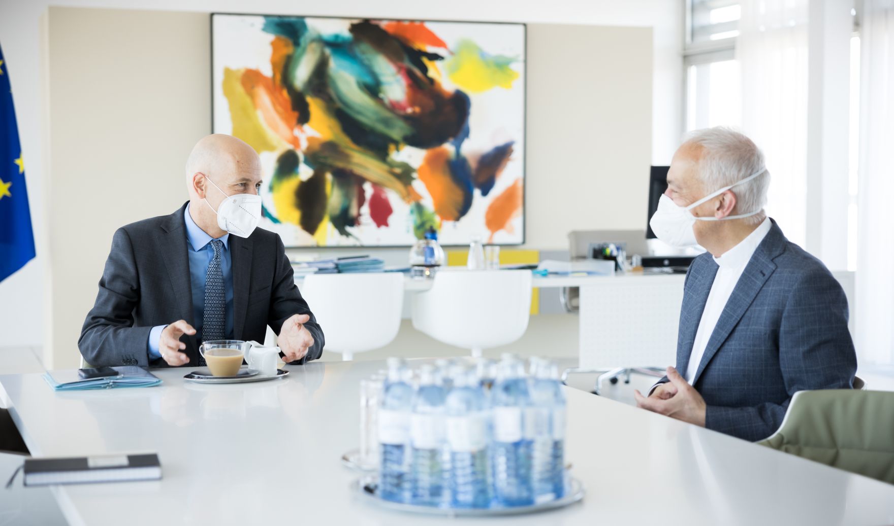 Am 1. Juni 2021 empfing Bundesminister Martin Kocher (l.) den Pr&auml;sidenten der Caritas &Ouml;sterreich Michael Landau (r.).
