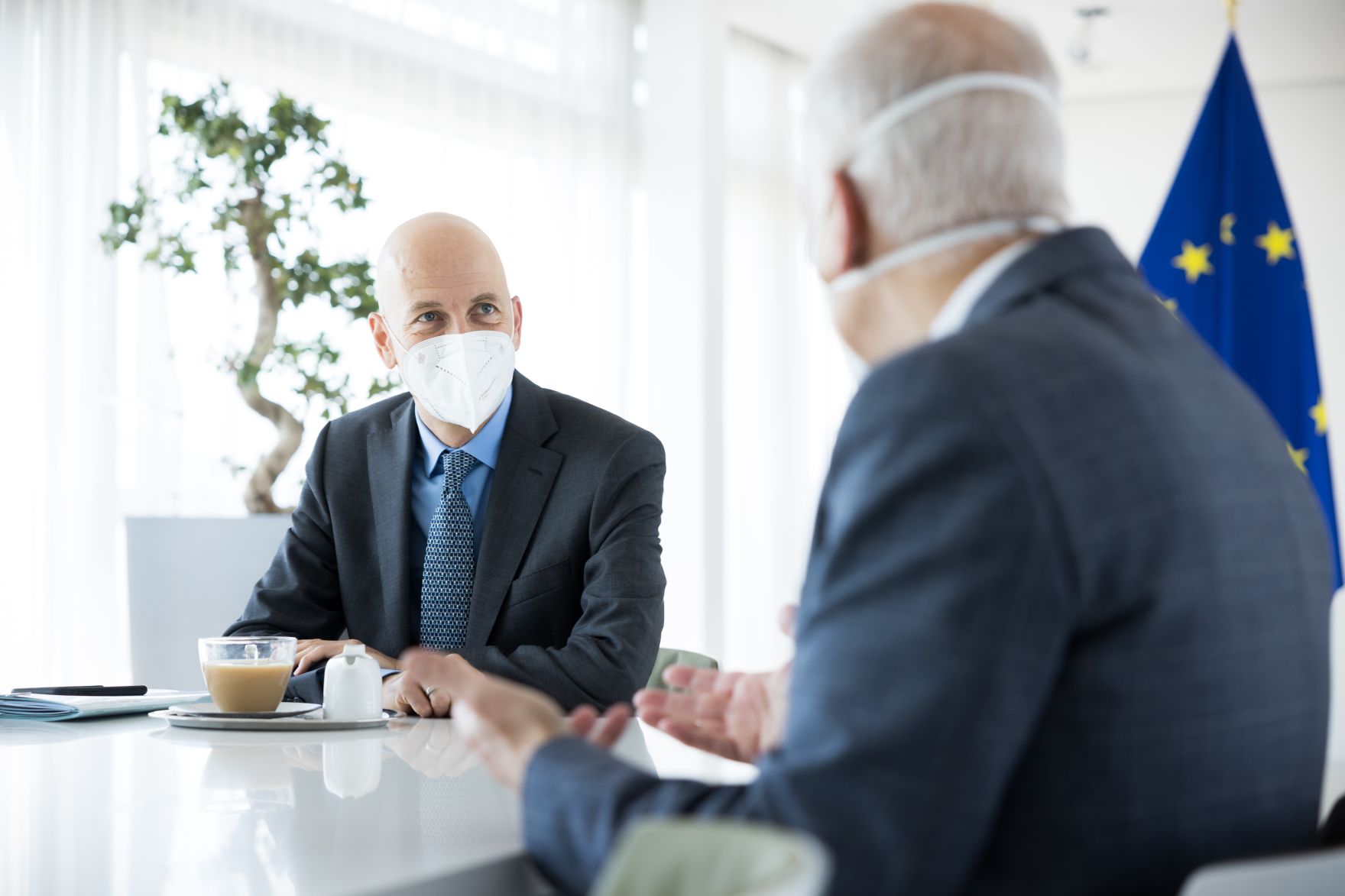 Am 1. Juni 2021 empfing Bundesminister Martin Kocher (l.) den Pr&auml;sidenten der Caritas &Ouml;sterreich Michael Landau (r.).