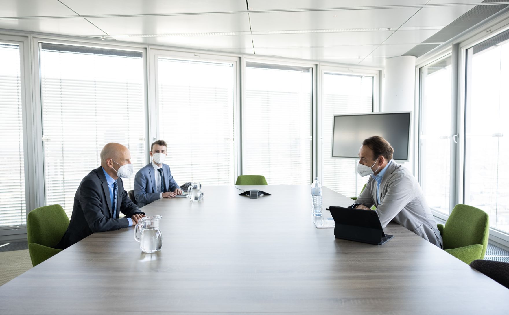 Am 1. Juni 2021 traf Bundesminister Martin Kocher (l.) den Vorstandsvorsitzenden der Uniqa Insurance Group AG Andreas Brandstetter (r.).