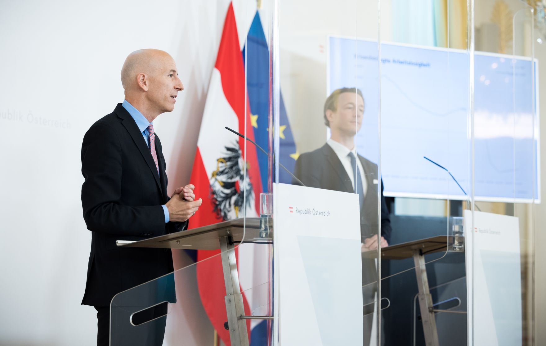 Am 8. Juni 2021 fand eine Pressekonferenz zur aktuellen Lage am Arbeitsmarkt statt. Im Bild Bundesminister Martin Kocher (l.) und Bundesminister Gernot Bl&uuml;mel (r.).