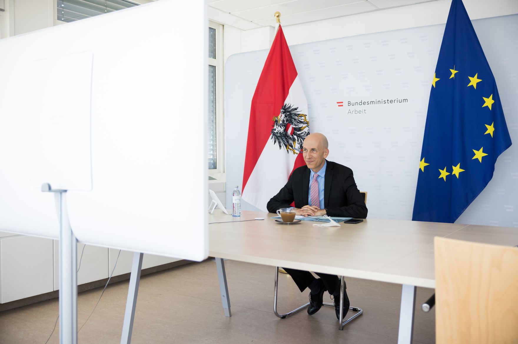Am 8. Juni 2021 nahm Bundesminister Martin Kocher (im Bild) an einer Videokonferenz mit Sch&uuml;lerinnen und Sch&uuml;ler der Bundeshandelsakademie Bad Ischl teil.