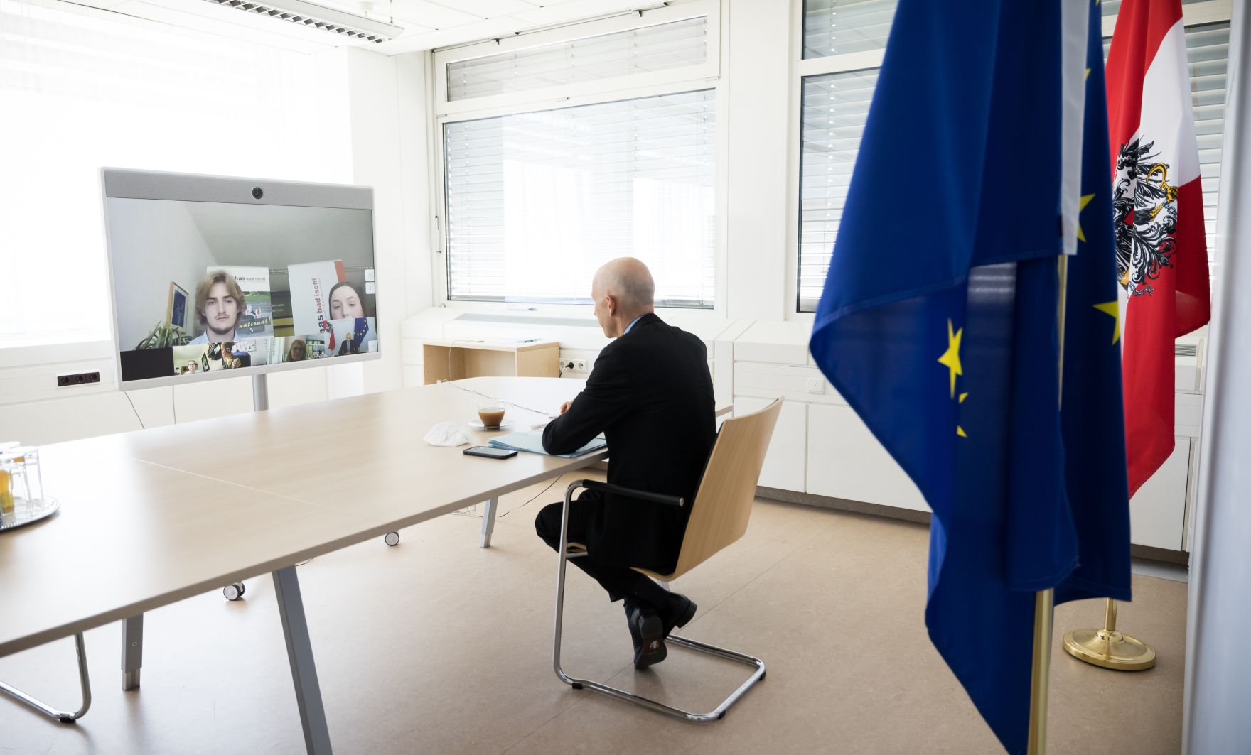 Am 8. Juni 2021 nahm Bundesminister Martin Kocher (im Bild) an einer Videokonferenz mit Sch&uuml;lerinnen und Sch&uuml;ler der Bundeshandelsakademie Bad Ischl teil.