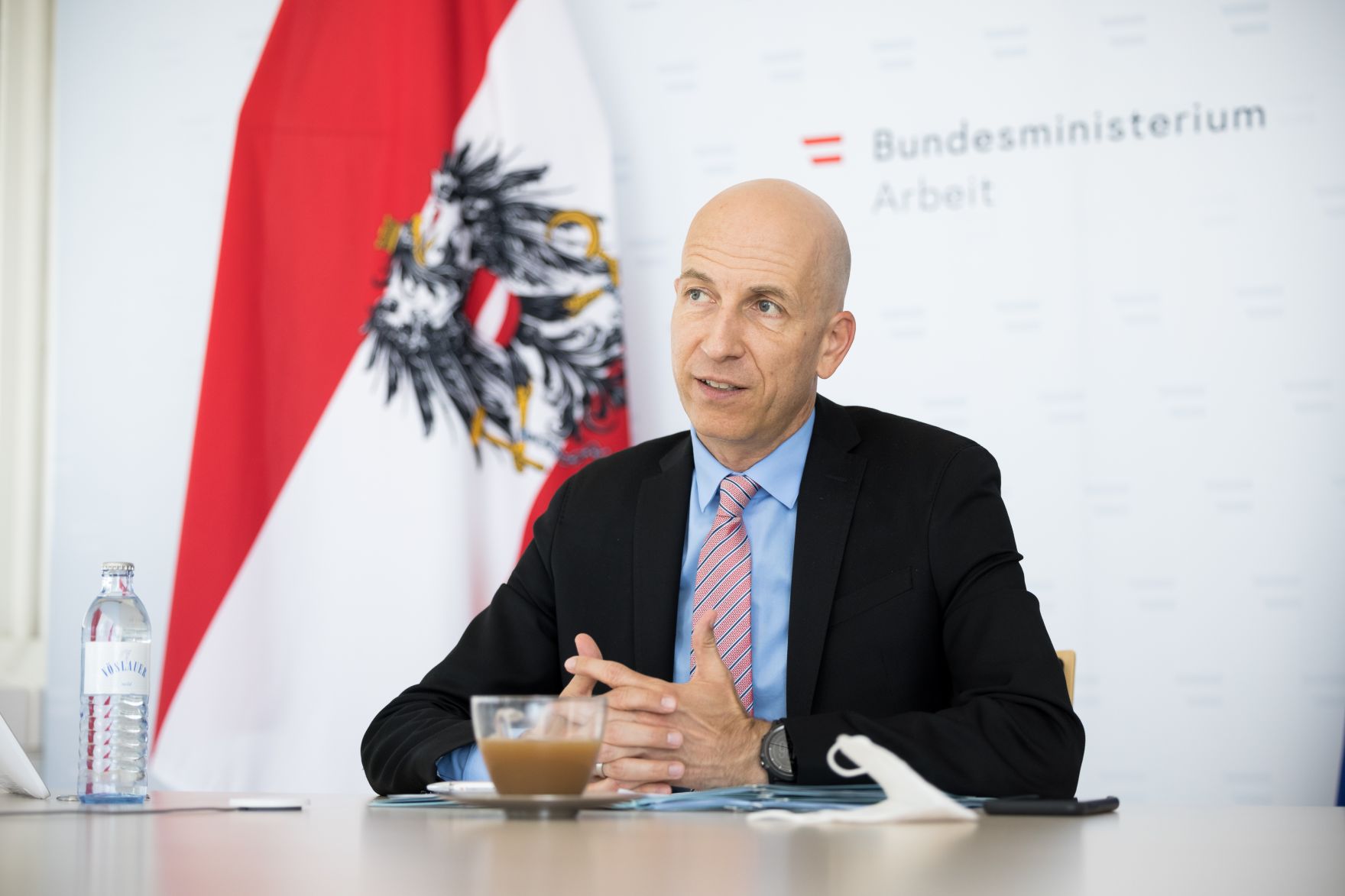 Am 8. Juni 2021 nahm Bundesminister Martin Kocher (im Bild) an einer Videokonferenz mit Sch&uuml;lerinnen und Sch&uuml;ler der Bundeshandelsakademie Bad Ischl teil.