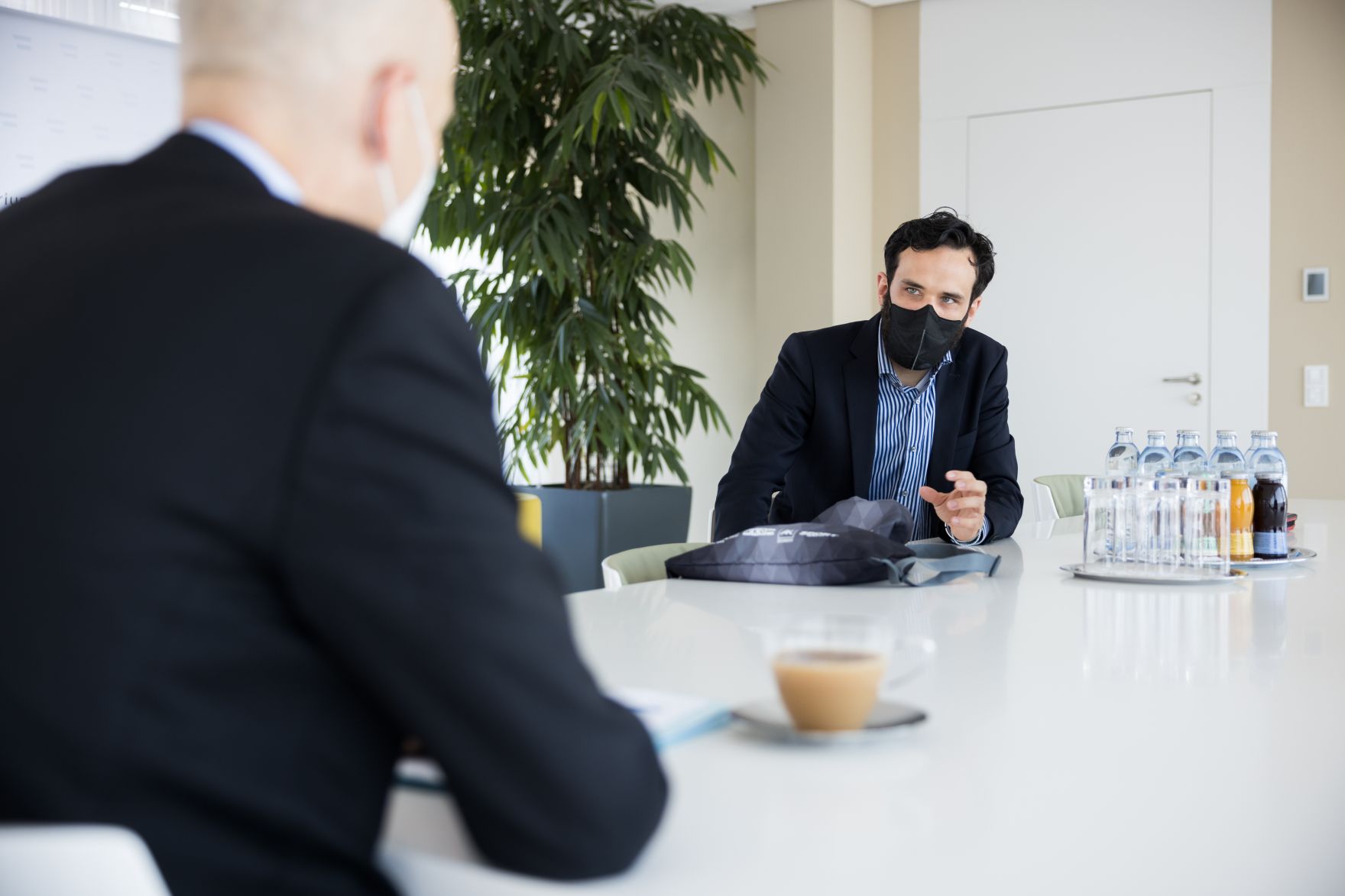 Am 9. Juni 2021 empfing Bundesminister Martin Kocher (l.) den Gesch&auml;ftsf&uuml;hrer des &ouml;sterreichischen Betriebssportverbandes &Ouml;BSV Florian Ram (r.) zu einem Gespr&auml;ch.