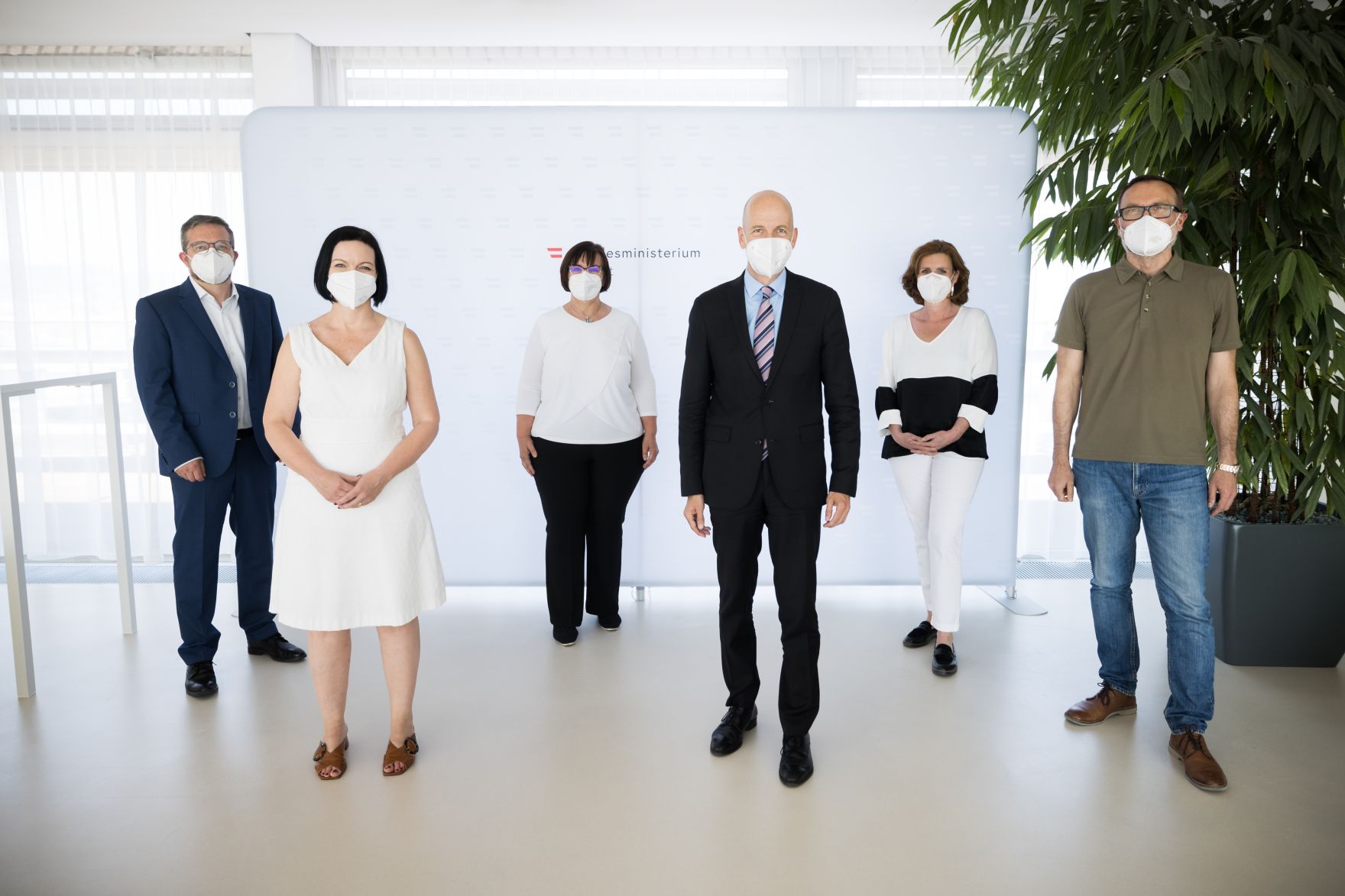 Am 18. Juni 2021 empfing Bundesminister Martin Kocher (3.v.r.) das Team vom dabei-austria Dachverband f&uuml;r berufliche Integration Austria zu einem Gespr&auml;ch.