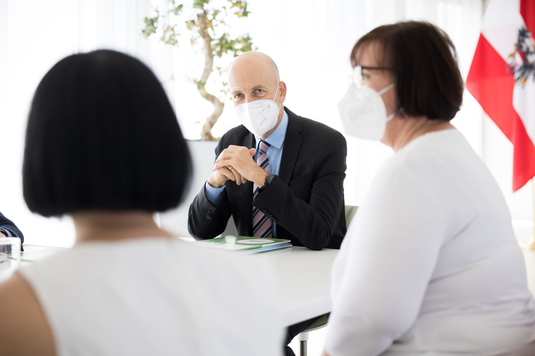 Am 18. Juni 2021 empfing Bundesminister Martin Kocher (im Bild) das Team vom dabei-austria Dachverband f&uuml;r berufliche Integration Austria zu einem Gespr&auml;ch.