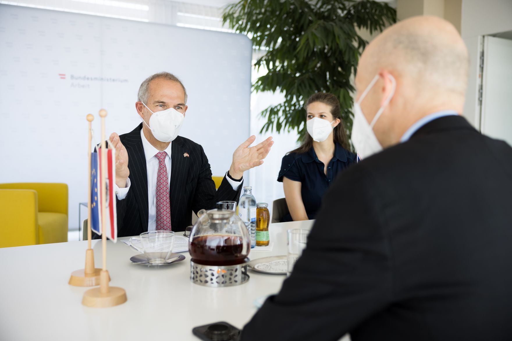Am 18. Juni 2021 empfing Bundesminister Martin Kocher (r.) den britischen Botschafter Leigh Turner (l.) zu einem Gespr&auml;ch.