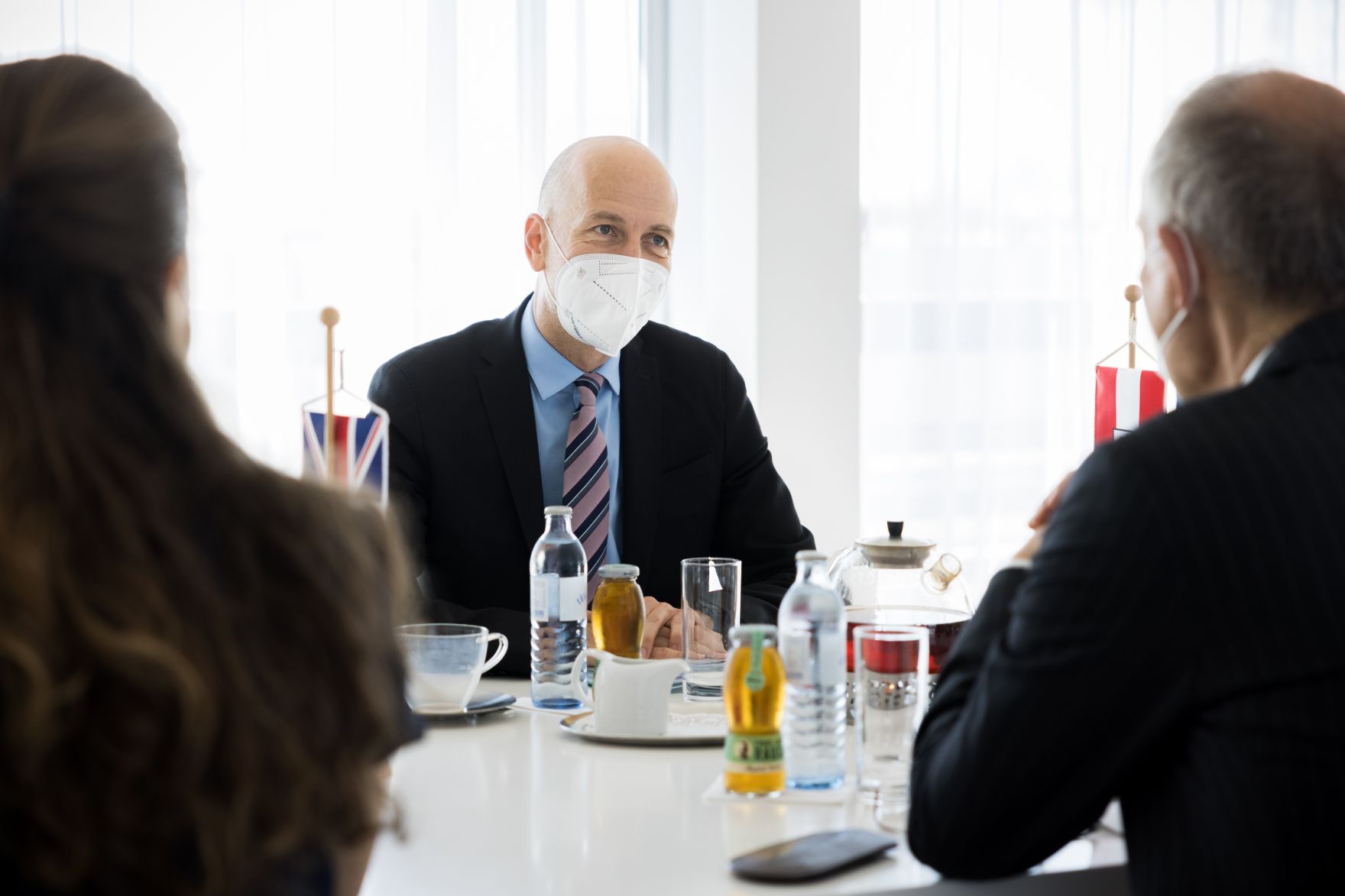 Am 18. Juni 2021 empfing Bundesminister Martin Kocher (l.) den britischen Botschafter Leigh Turner (r.) zu einem Gespr&auml;ch.
