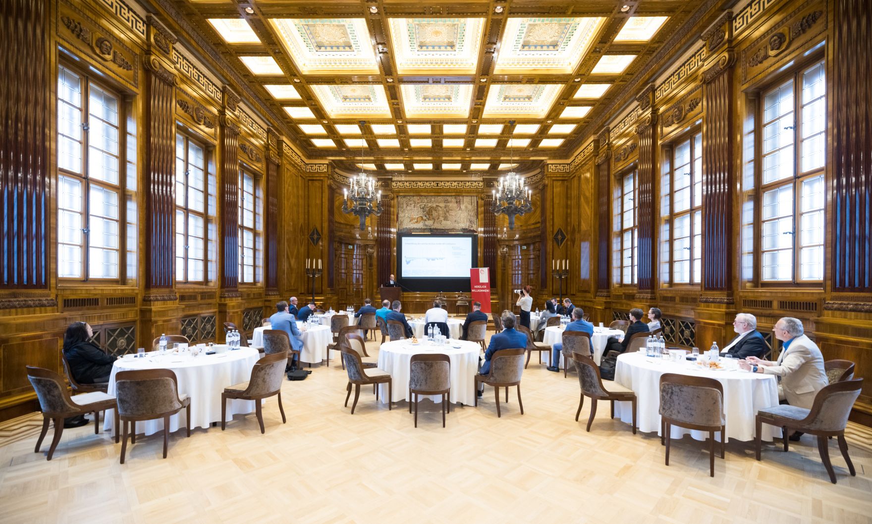 Am 24. Juni 2021 nahm Bundesminister Martin Kocher an der Vorstandsklausur des Verbands &Ouml;sterreichischer Zeitungen teil.