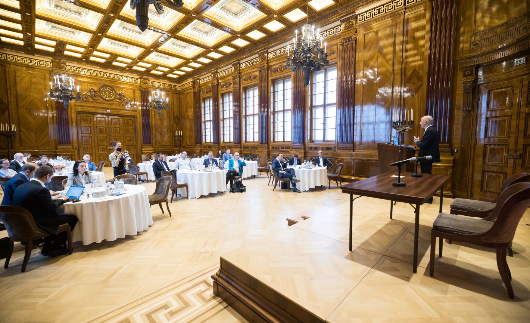 Am 24. Juni 2021 nahm Bundesminister Martin Kocher (r.) an der Vorstandsklausur des Verbands &Ouml;sterreichischer Zeitungen teil.