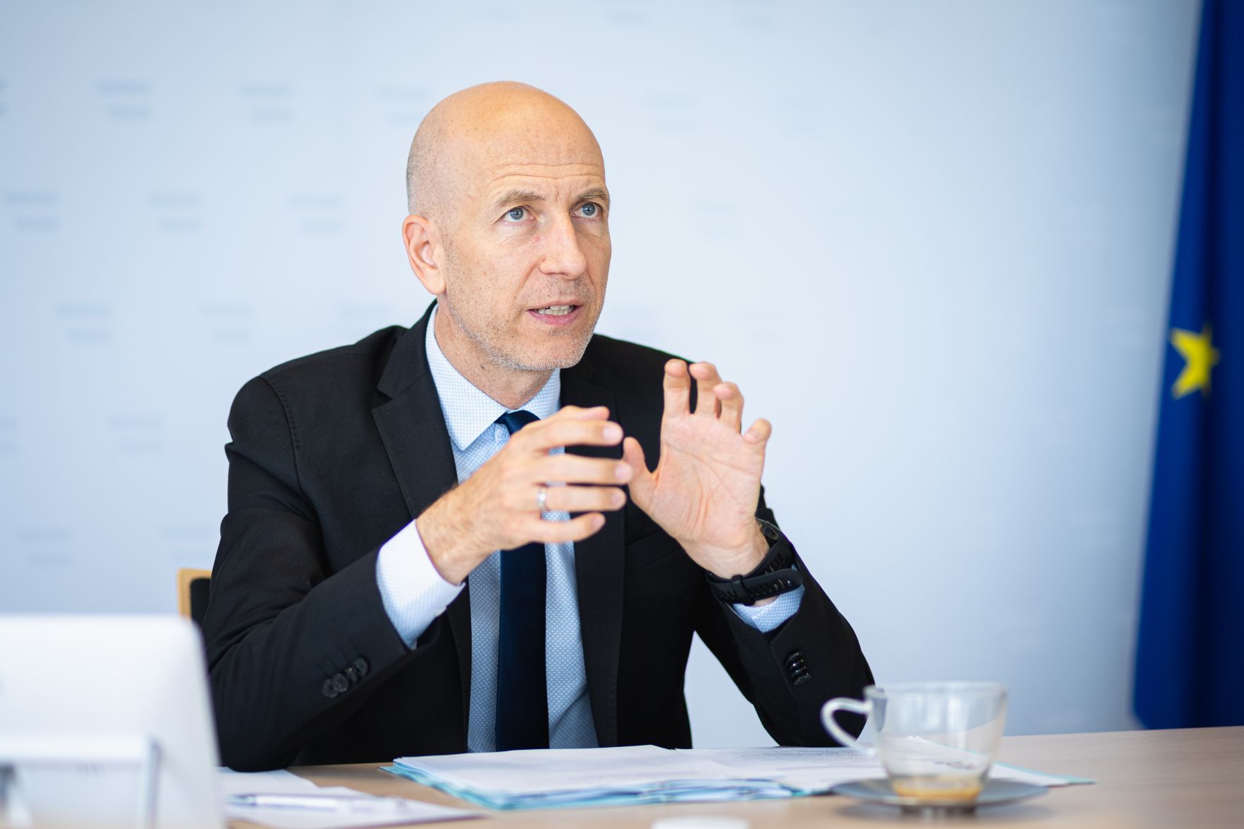 Am 2. Juli 2021 nahm Bundesminister Martin Kocher (im Bild) gemeinsam mit Karl Hochgatterer an einer Videokonferenz zum Thema ArbeitnehmerInnenschutz teil.