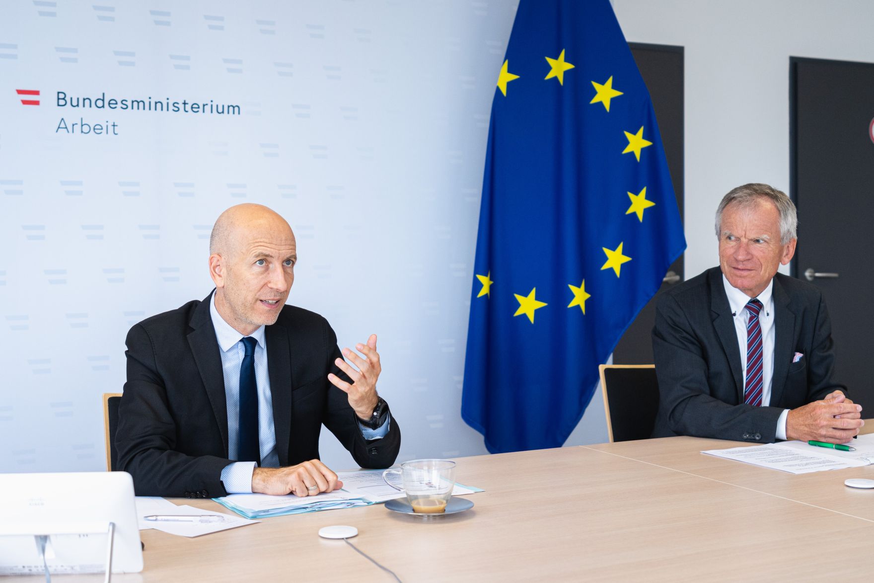 Am 2. Juli 2021 nahm Bundesminister Martin Kocher (l.) gemeinsam mit Karl Hochgatterer (r.) an einer Videokonferenz zum Thema ArbeitnehmerInnenschutz teil.