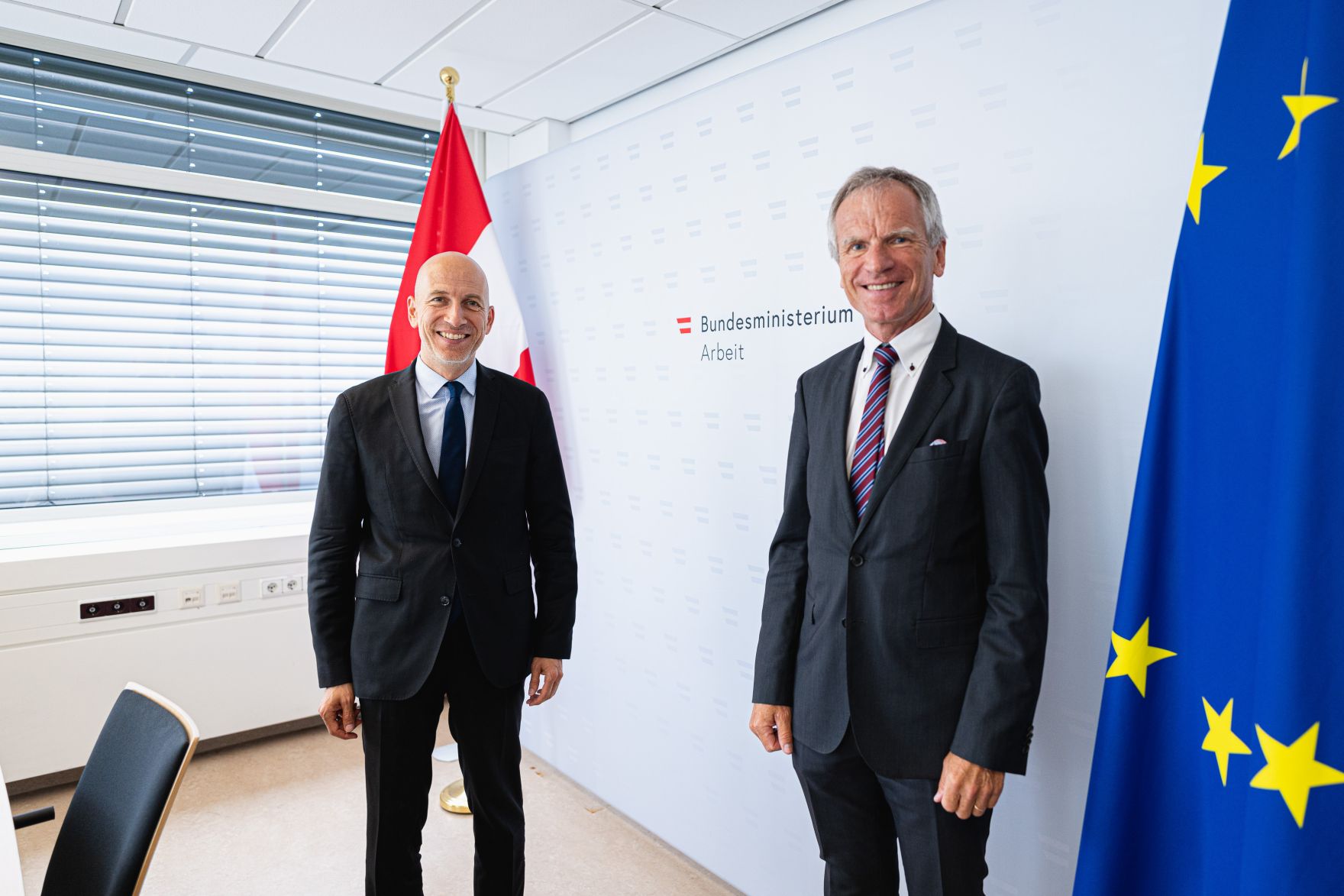 Am 2. Juli 2021 nahm Bundesminister Martin Kocher (l.) gemeinsam mit Karl Hochgatterer (r.) an einer Videokonferenz zum Thema ArbeitnehmerInnenschutz teil.