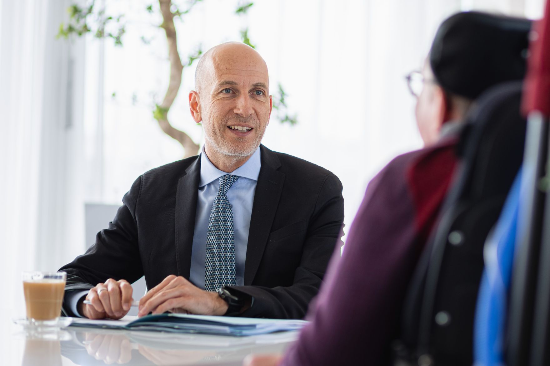 Am 5. Juli 2021 traf Bundesminister Martin Kocher (l.) Dr. Franz-Joseph Huainigg (r.) zu einem Arbeitsgespr&auml;ch.