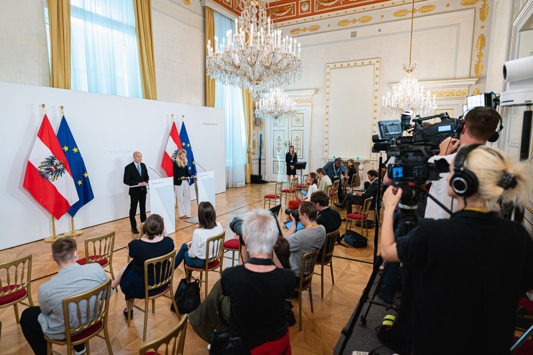 Am 5. Juli 2021 fand eine Pressekonferenz zur Pr&auml;sentation des Papers &bdquo;Auf zu neuen Arbeitswelten&ldquo; mit Arbeitsminister Martin Kocher (l.) und der Leiterin der Stabstelle ThinkAustria Antonella Mei-Pochtler (r.) statt