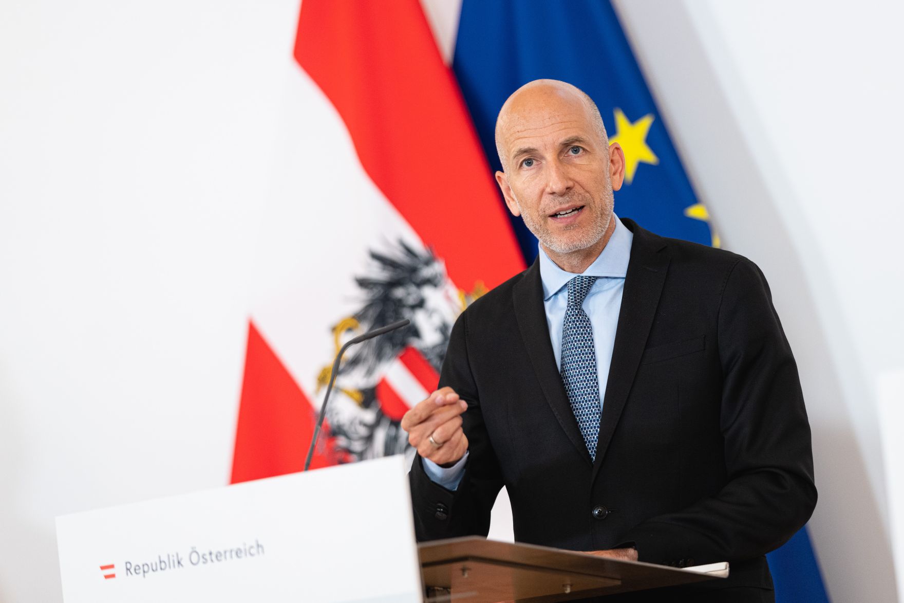Am 5. Juli 2021 fand eine Pressekonferenz zur Pr&auml;sentation des Papers &bdquo;Auf zu neuen Arbeitswelten&ldquo; mit Arbeitsminister Martin Kocher (im Bild) und der Leiterin der Stabstelle ThinkAustria Antonella Mei-Pochtler statt