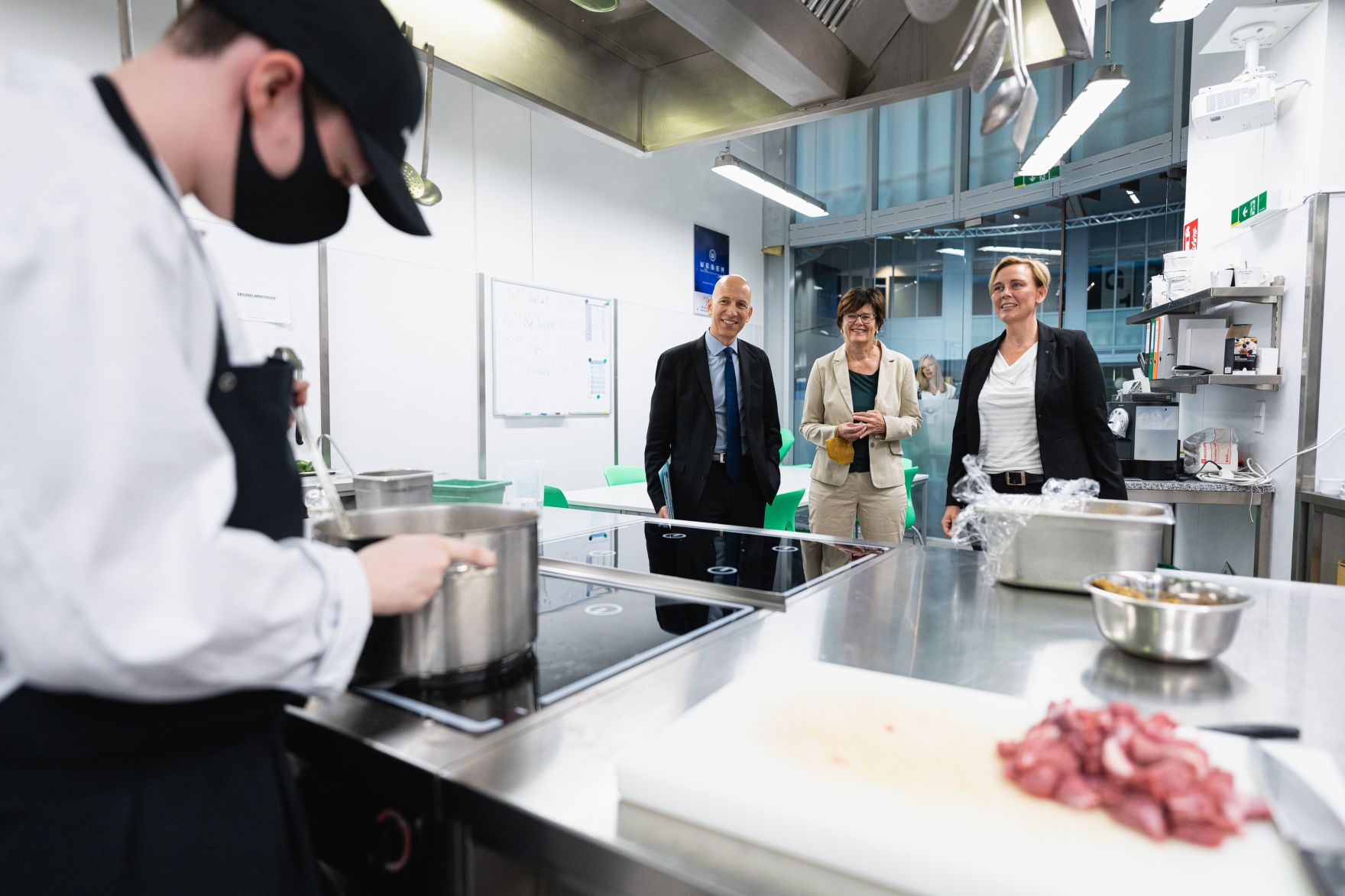 Am 6. Juli 2021 besuchte Bundesminister Martin Kocher (l.) gemeinsam mit der Gesch&auml;ftsf&uuml;hrerin des AMS-Wien, Petra Draxl (r.), die futurefactory sowie andere Ausbildungs- und Schulungsst&auml;tten des AMS im Wiener Gasometer.