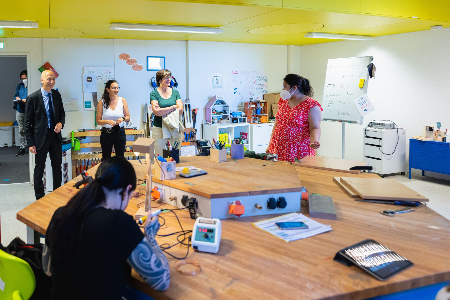 Am 6. Juli 2021 besuchte Bundesminister Martin Kocher (l.) gemeinsam mit der Gesch&auml;ftsf&uuml;hrerin des AMS-Wien, Petra Draxl (r.), die futurefactory sowie andere Ausbildungs- und Schulungsst&auml;tten des AMS im Wiener Gasometer.