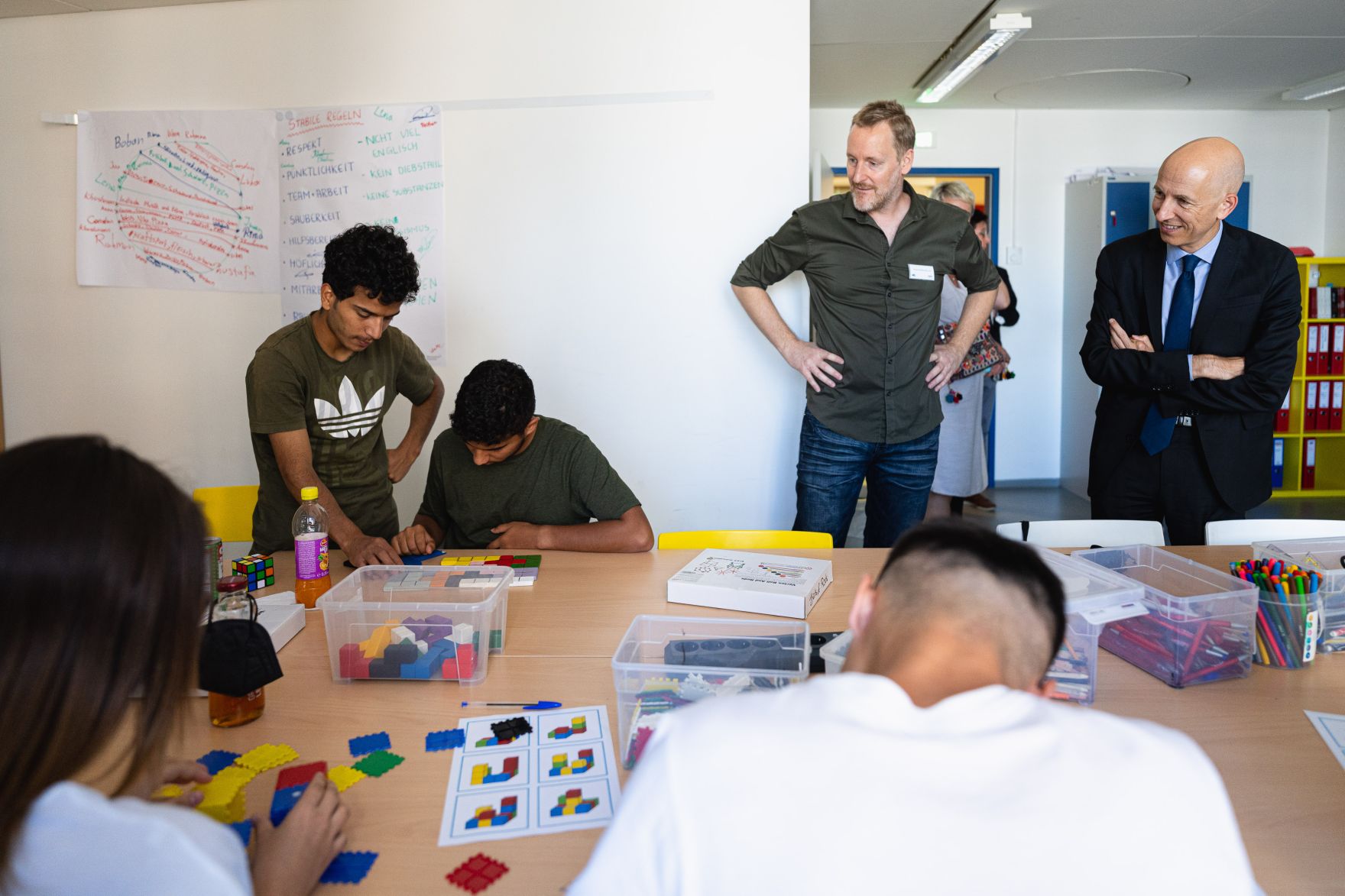 Am 6. Juli 2021 besuchte Bundesminister Martin Kocher (im Bild) gemeinsam mit der Gesch&auml;ftsf&uuml;hrerin des AMS-Wien, Petra Draxl, die futurefactory sowie andere Ausbildungs- und Schulungsst&auml;tten des AMS im Wiener Gasometer.