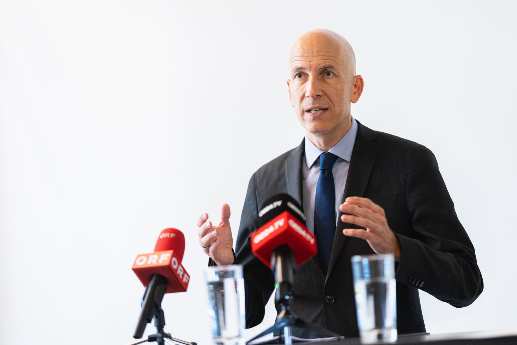 Am 6. Juli 2021 besuchte Bundesminister Martin Kocher (im Bild) gemeinsam mit der Gesch&auml;ftsf&uuml;hrerin des AMS-Wien, Petra Draxl, die futurefactory sowie andere Ausbildungs- und Schulungsst&auml;tten des AMS im Wiener Gasometer.