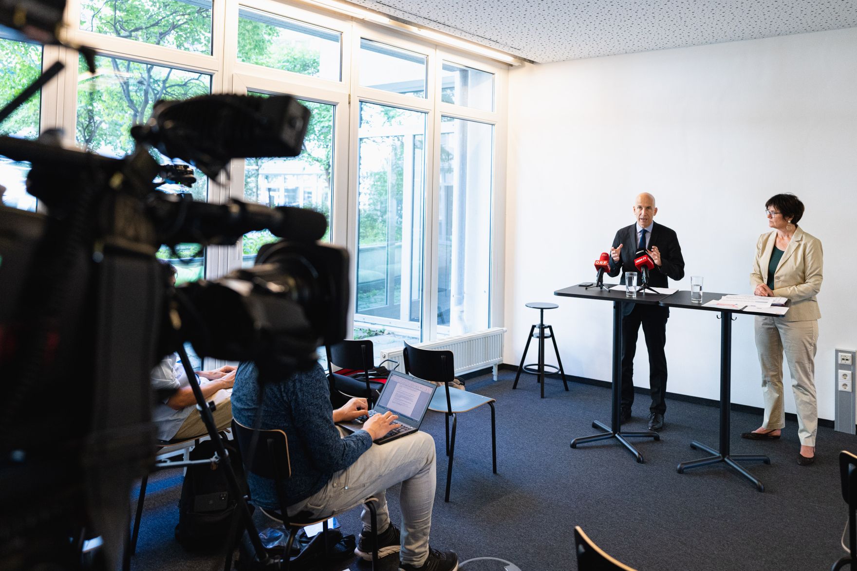 Am 6. Juli 2021 besuchte Bundesminister Martin Kocher (l.) gemeinsam mit der Gesch&auml;ftsf&uuml;hrerin des AMS-Wien, Petra Draxl (r.), die futurefactory sowie andere Ausbildungs- und Schulungsst&auml;tten des AMS im Wiener Gasometer.