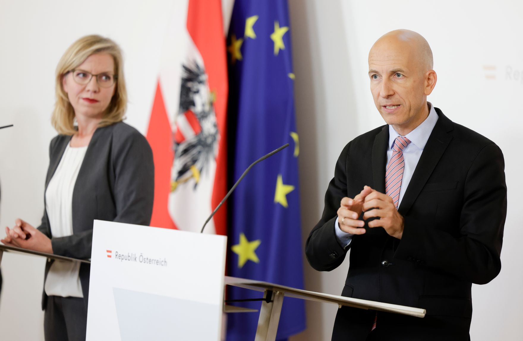 Im Bild Bundesministerin Leonore Gewessler (l.) mit Bundesminister Martin Kocher (r.) nach dem Ministerrat am 7. Juli 2021.