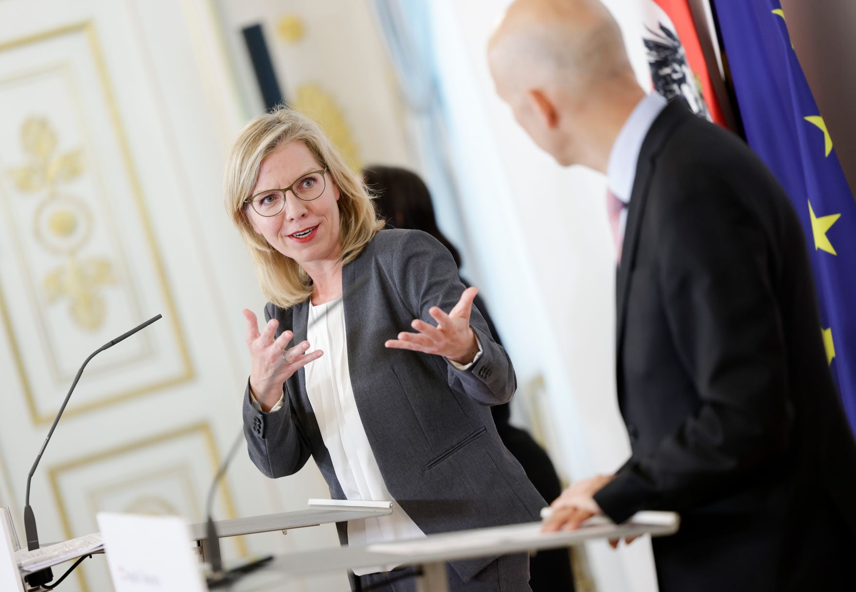 Im Bild Bundesministerin Leonore Gewessler (l.) mit Bundesminister Martin Kocher (r.) nach dem Ministerrat am 7. Juli 2021.