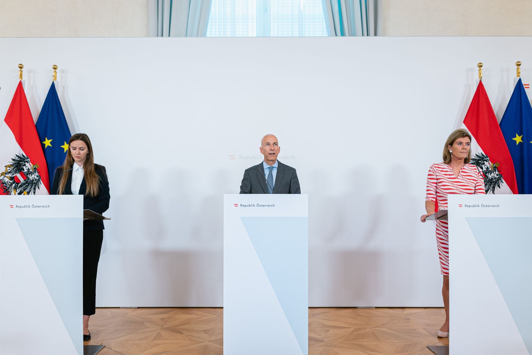 Am 13. Juli 2021 fand eine Pressekonferenz zum Rat neue Arbeitswelten mit Arbeitsminister Martin Kocher (m.), Eva H&ouml;ltl (r.), Leiterin des Gesundheitszentrums Erste Bank und Sunnie J. Groeneveld (l.), Gr&uuml;nderin von &bdquo;Inspire 925&ldquo; statt