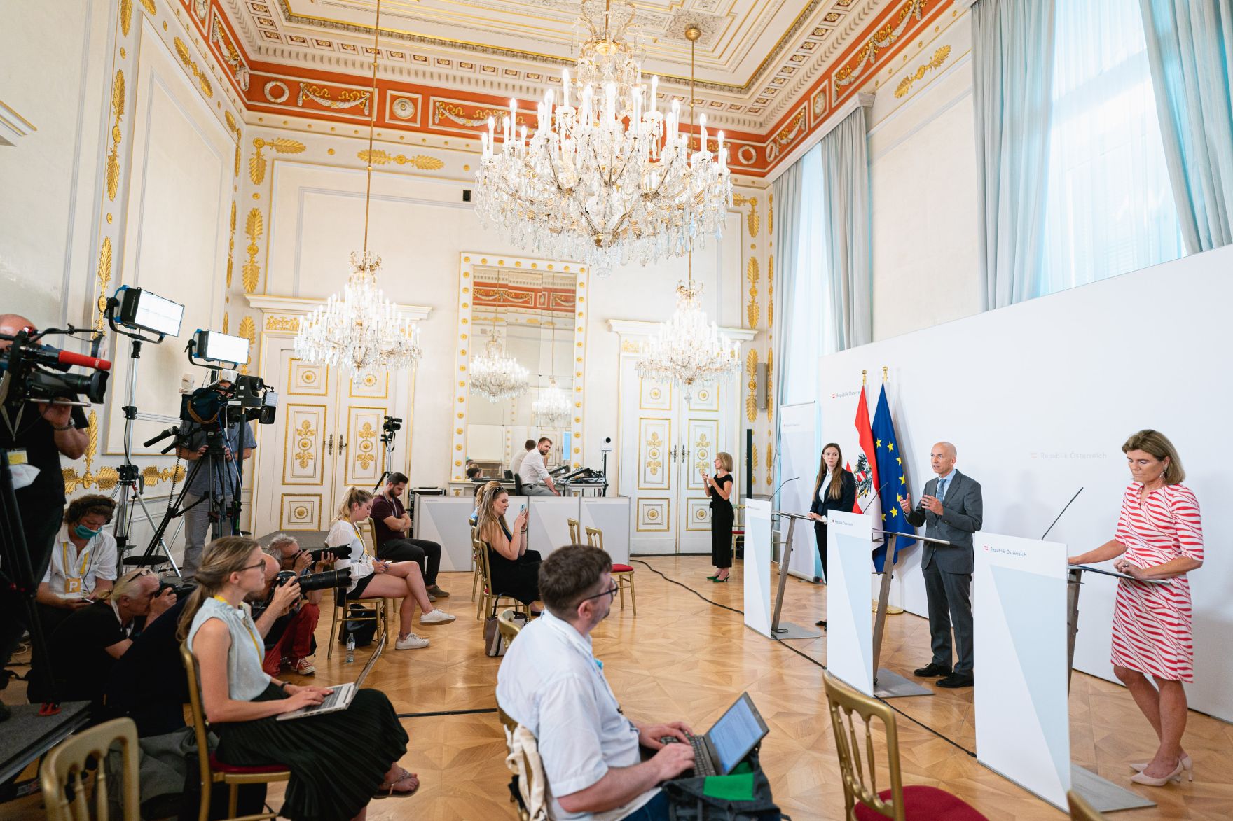Am 13. Juli 2021 fand eine Pressekonferenz zum Rat neue Arbeitswelten mit Arbeitsminister Martin Kocher (m.), Eva H&ouml;ltl (r.), Leiterin des Gesundheitszentrums Erste Bank und Sunnie J. Groeneveld (l.), Gr&uuml;nderin von &bdquo;Inspire 925&ldquo; statt