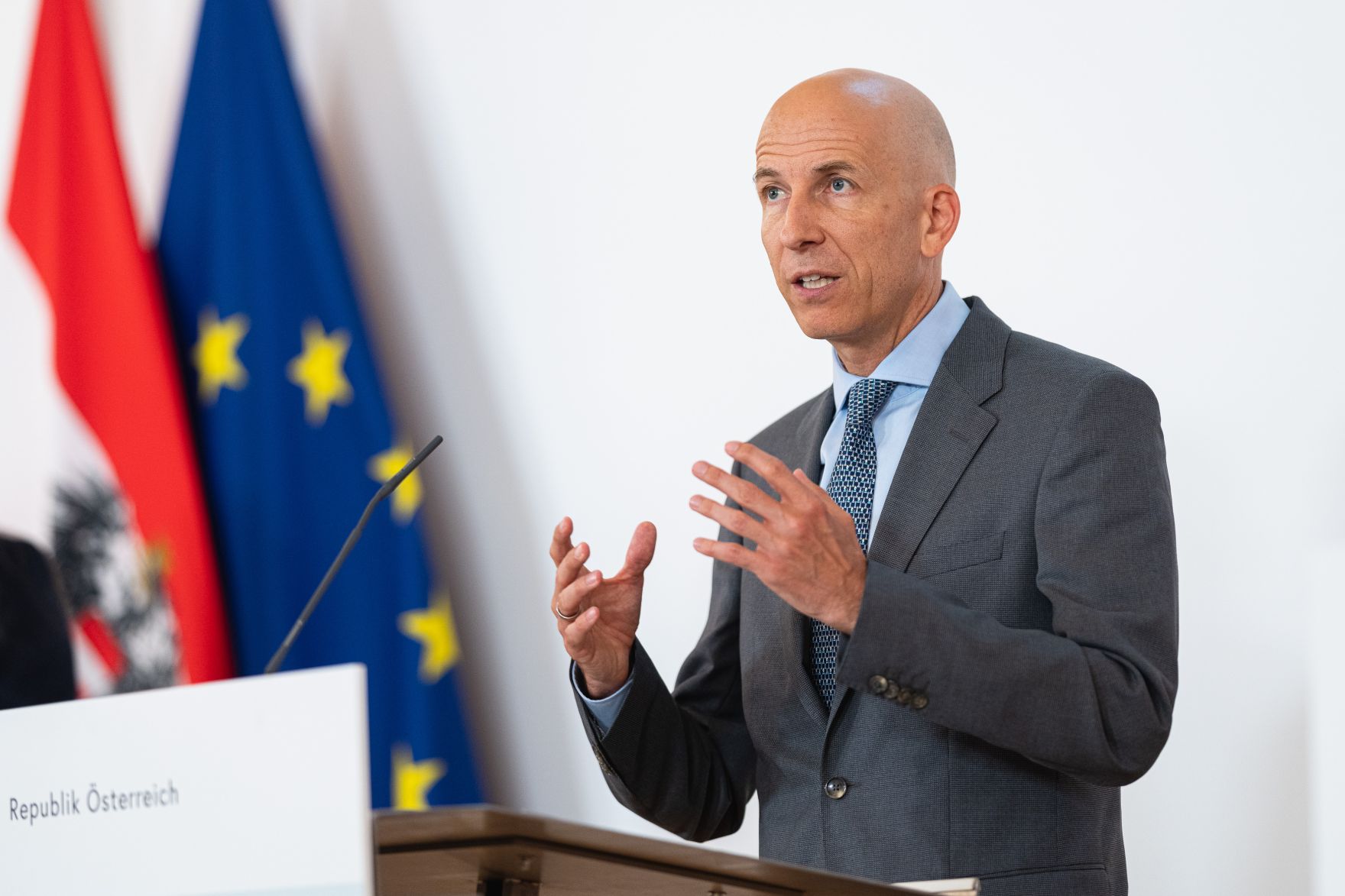 Am 13. Juli 2021 fand eine Pressekonferenz zum Rat neue Arbeitswelten mit Arbeitsminister Martin Kocher (im Bild), Eva H&ouml;ltl, Leiterin des Gesundheitszentrums Erste Bank und Sunnie J. Groeneveld, Gr&uuml;nderin von &bdquo;Inspire 925&ldquo; statt