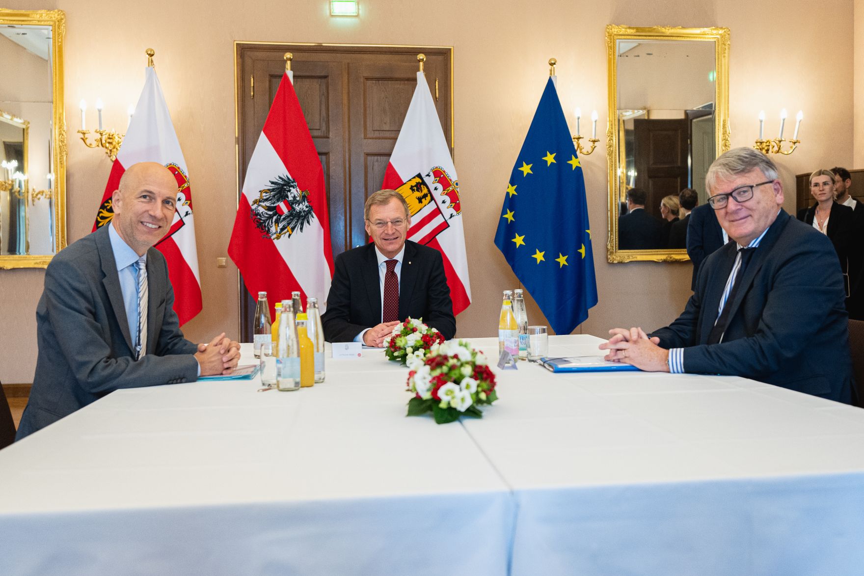 Am 16. Juli 2021 traf Bundesminister Martin Kocher (l.) im Rahmen seines Bundesl&auml;ndertags in Ober&ouml;sterreich den Landeshauptmann von Ober&ouml;sterreich Thomas Stelzer (m.) zu einem Arbeitsgespr&auml;ch. Im Bild mit EU-Kommissar Nicolas Schmit (r.).