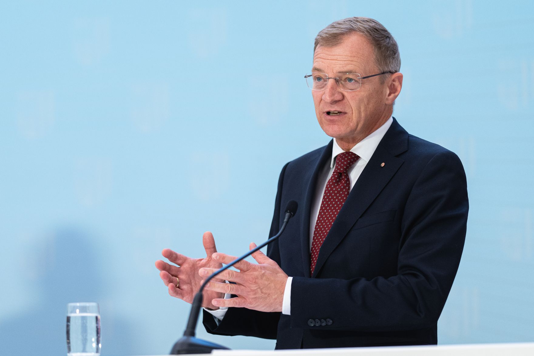 Am 16. Juli 2021 traf Bundesminister Martin Kocher im Rahmen seines Bundesl&auml;ndertags in Ober&ouml;sterreich den Landeshauptmann von Ober&ouml;sterreich Thomas Stelzer (im Bild) zu einem Arbeitsgespr&auml;ch. Im Bild bei der gemeinsamen Pressekonferenz.
