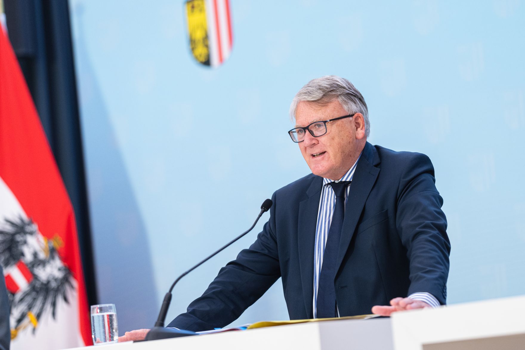 Am 16. Juli 2021 traf Bundesminister Martin Kocher im Rahmen seines Bundesl&auml;ndertags in Ober&ouml;sterreich den Landeshauptmann von Ober&ouml;sterreich Thomas Stelzer zu einem Arbeitsgespr&auml;ch. Im Bild EU-Kommissar Nicolas Schmit bei der gemeinsamen Pressekonferenz.