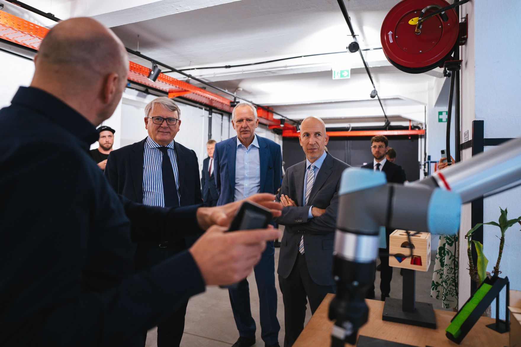 Am 16. Juli 2021 besuchte Bundesminister Martin Kocher (r.) im Rahmen seines Bundesl&auml;ndertags in Ober&ouml;sterreich die Tabakfabrik Grand Garage Coders Bay gemeinsam mit mit EU-Kommissar Nicolas Schmit (2.v.l.).