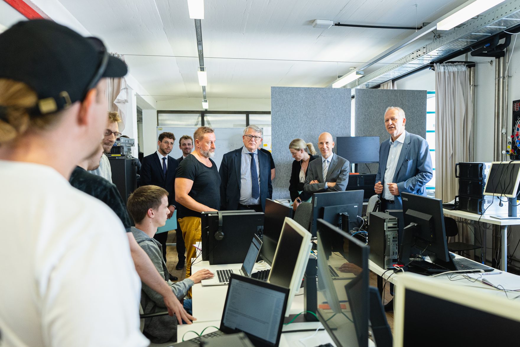 Am 16. Juli 2021 besuchte Bundesminister Martin Kocher im Rahmen seines Bundesl&auml;ndertags in Ober&ouml;sterreich die Tabakfabrik Grand Garage Coders Bay gemeinsam mit mit EU-Kommissar Nicolas Schmit.