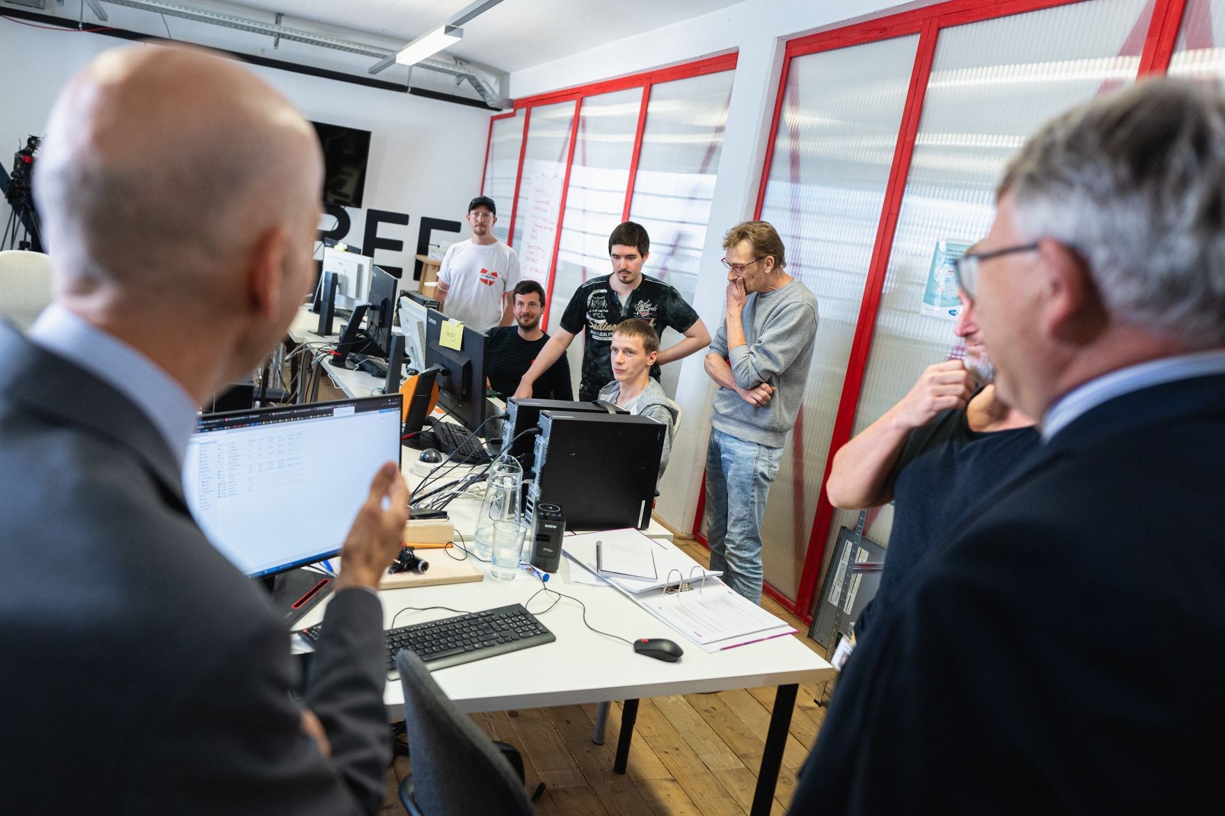 Am 16. Juli 2021 besuchte Bundesminister Martin Kocher (l.) im Rahmen seines Bundesl&auml;ndertags in Ober&ouml;sterreich die Tabakfabrik Grand Garage Coders Bay gemeinsam mit mit EU-Kommissar Nicolas Schmit (r.).