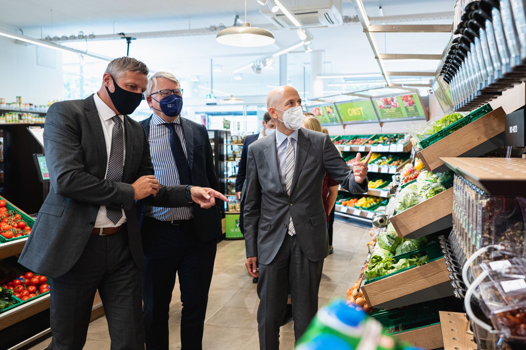 Am 16. Juli 2021 besuchte Bundesminister Martin Kocher (r.) im Rahmen seines Bundesl&auml;ndertags in Ober&ouml;sterreich den Perspektiven Handel Caritas gGmbH gemeinsam mit mit EU-Kommissar Nicolas Schmit (m.).