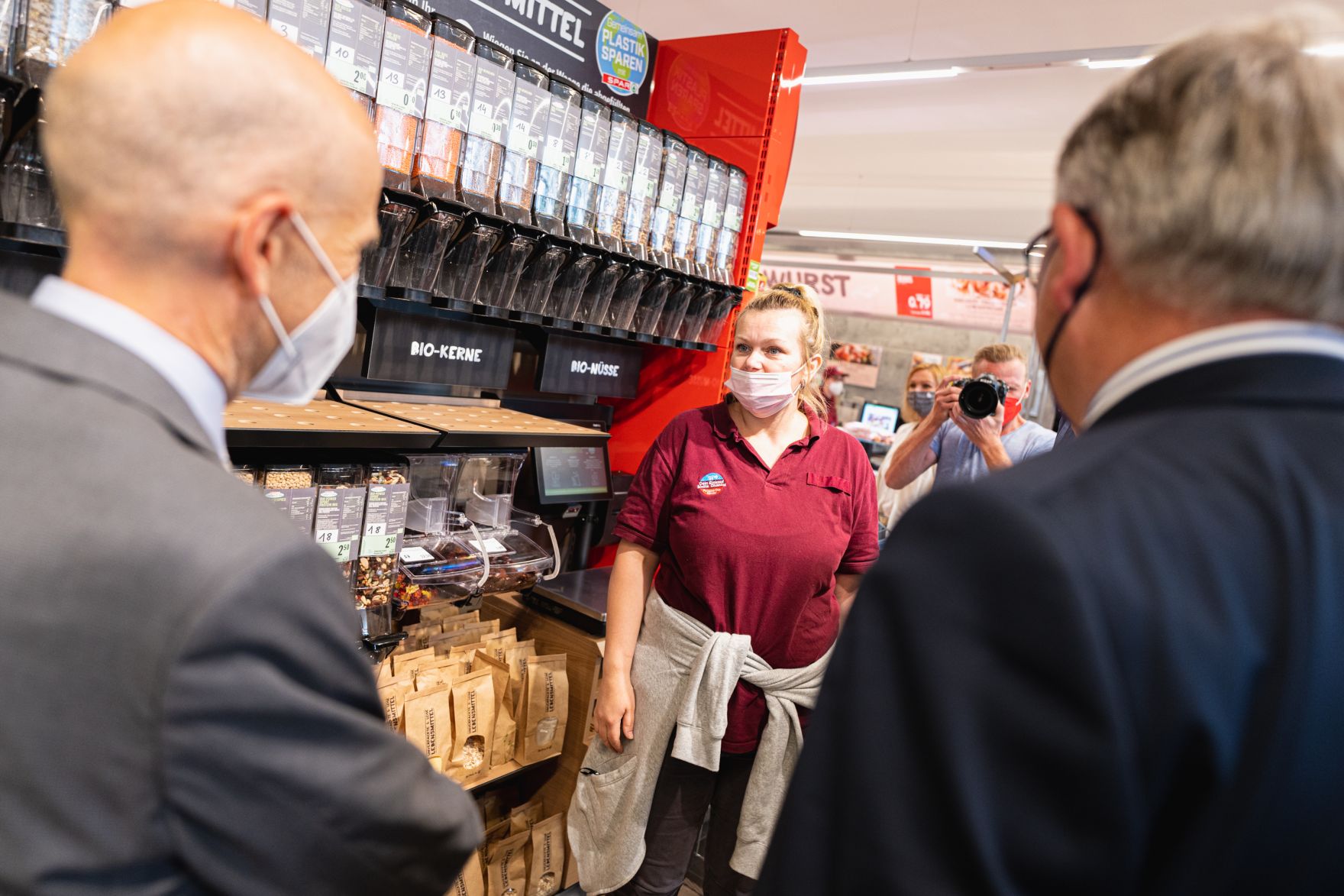 Am 16. Juli 2021 besuchte Bundesminister Martin Kocher (l.) im Rahmen seines Bundesl&auml;ndertags in Ober&ouml;sterreich den Perspektiven Handel Caritas gGmbH gemeinsam mit mit EU-Kommissar Nicolas Schmit (r.).