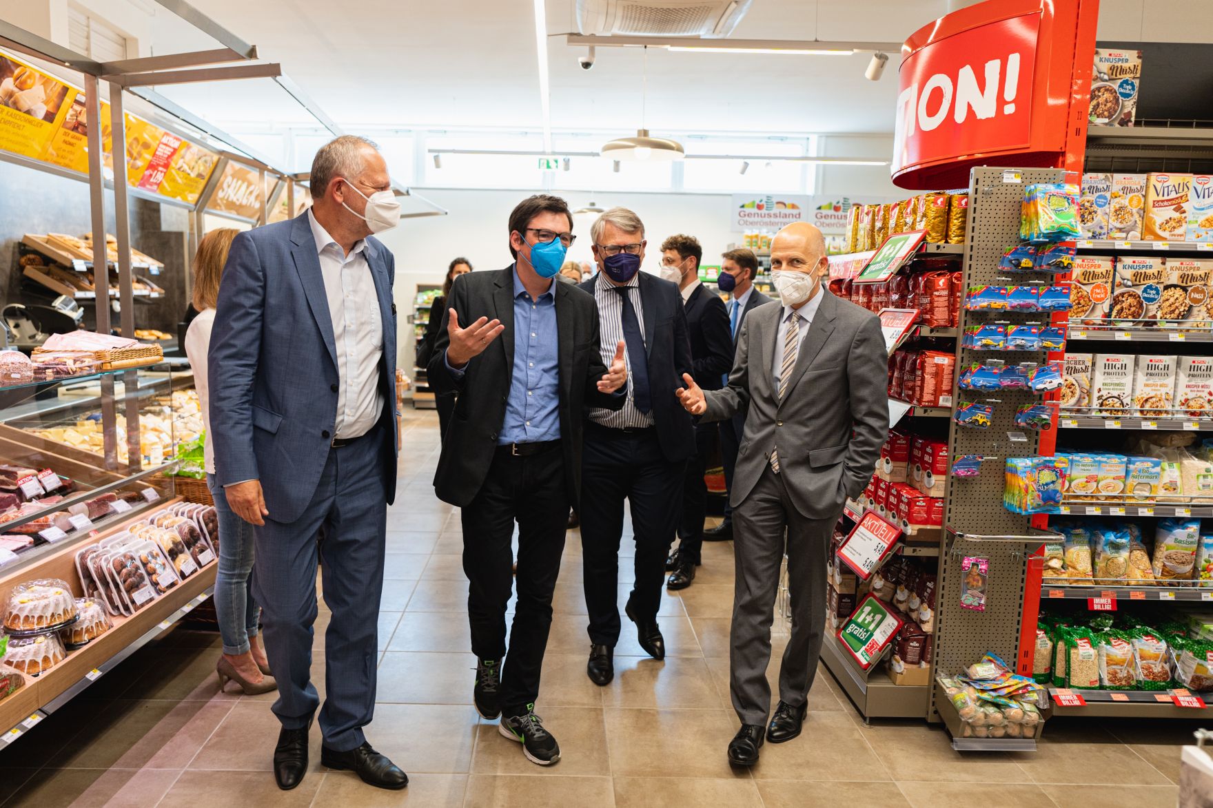 Am 16. Juli 2021 besuchte Bundesminister Martin Kocher (r.) im Rahmen seines Bundesl&auml;ndertags in Ober&ouml;sterreich den Perspektiven Handel Caritas gGmbH gemeinsam mit mit EU-Kommissar Nicolas Schmit (2.v.r.).